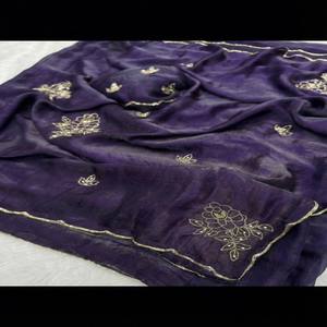 ผ้าส่าหรีดีไซน์เนอร์ VASTRA COTTAGE ผ้าซาติน พร้อมงานปักมือ Khatli อย่างประณีต และขอบผ้าอาร์โคสุดหรู พร้อมเสื้อคลุมแฟนซี - Product Image 4