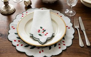 Ensemble de sets de table ronds en lin brodés sur mesure avec motif houx de Noël et bord festonné, et serviettes de table, lavables en machine - Product Image 3
