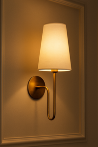 Aplique de Pared CH Hecho a Mano en Latón Envejecido Pulido, Estilo Antiguo, con Pantalla de Lino Moderno de Mediados de Siglo, por Calvin Handicraft - Product Image 4