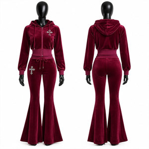 Ensemble de survêtement pour femme en velours bordeaux à capuche, manches longues, fermeture éclair, pantalon évasé à taille élastique, motif croix en strass - Product Image 1