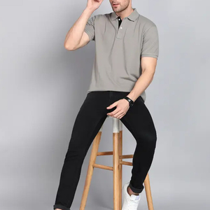 เสื้อโปโลผู้ชายสีเทา แขนสั้น ผ้าคอตตอนปิเก้ ระบายอากาศได้ดี สวมใส่สบาย สีพื้น ทรงปกติ ดีไซน์ถัก กระดุมด้านหน้า - Product Image 4