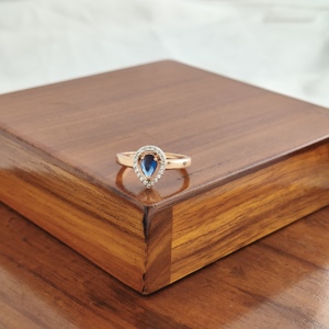 Bague en or rose 14 carats avec saphir bleu en forme de poire, halo et accent de diamants, design floral vintage, bijoux fins pour femme, finition polie, cadeau idéal - Product Image 2