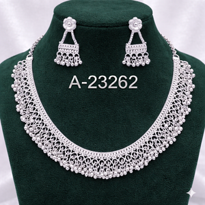 ชุดเครื่องประดับ MOLL JEWELLERS สร้อยคอพร้อมต่างหูประดับเพชรซิคอนชุบทอง ดีไซน์ดอกไม้สไตล์อินเดีย ทำจากโลหะผสมสังกะสี เหมาะสำหรับผู้หญิง ใช้ในงานหมั้น งานแต่งงาน หรือเป็นของขวัญ - Product Image 1