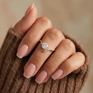 Bague de promesse à sertissage à griffes, taille brillant rond, en or jaune plaqué 18 carats, avec moissanite et pavé latéral, pour fiançailles - Product Image 3