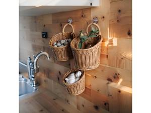 Cesta colgante de mimbre para cocina, ideal para exhibir pequeños artículos de supermercado, organizador de pared y decoración que ahorra espacio, de la India. - Product Image 3