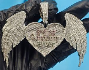 จี้รูปหัวใจปีกนางฟ้าประดับเพชรโมอิสซาไนต์แบบกำหนดเอง จี้สลักชื่อ จี้ฮิปฮอป จี้แฟชั่นแร็ปเปอร์ จี้บลิงๆ - Product Image 1