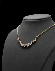 Collier en or avec diamant intemporel et symbole de l'éternité, conçu pour les femmes recherchant un cadeau de luxe pour mariage, fête ou anniversaire - Product Image 2