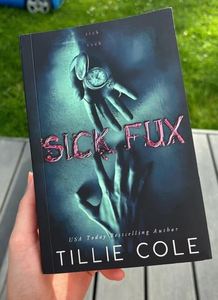 หนังสือ Sick Fux ฉบับปกอ่อน โดย ทิลลี่ โคล นวนิยายโรแมนติกทริลเลอร์ คอลเลกชันเรื่องราวความรักอันมืดมน คุณภาพสูง 541 หน้า - Product Image 2