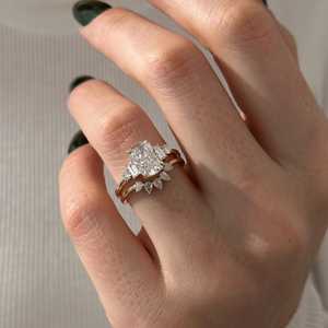 Bague de fiançailles à cinq pierres en diamant de laboratoire allongé de 2 carats et alliance de mariage incurvée en forme de poire, ensemble nuptial unique en or 14 carats - Product Image 5