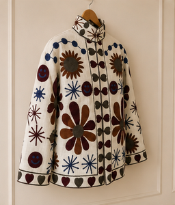 Chaqueta Blanca Transpirable Ecológica Reversible con Cuello Mandarín 100% Algodón, Estampado Floral de Margaritas y Caras Sonrientes, Estilo Boho Hecho a Mano en Jaipur - Product Image 1
