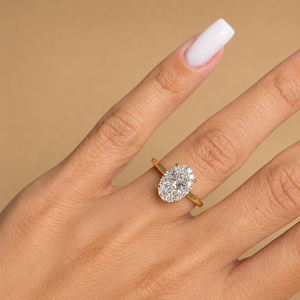 Anillo de Compromiso con Diamante Cultivado en Laboratorio de Corte Ovalado de 3 Quilates, Solitario con Halo Oculto, Catedral, Oro Amarillo de 14k |   Certificado por IGI - Product Image 1