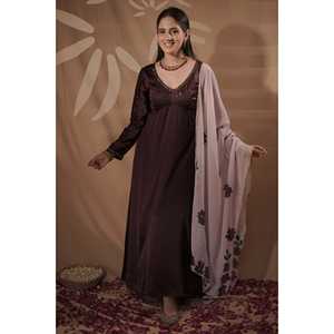 Ensemble de costume en tissu satiné taille XS avec sequins couleur vin - Product Image 1