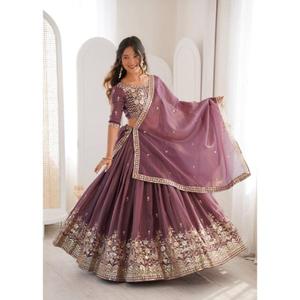 NOUVEAU TISSU POUR LEHENGA, FORRURE LÉGÈRE, MICRO-FOURRURE SOFT, TRAVAIL DE BRODERIE À LA MAIN AVEC PAILLETTES, TISSU PRÉ-ASSEMBLÉ - Product Image 1