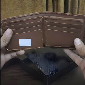 Portefeuille homme en cuir véritable de qualité supérieure, fin et élégant, avec poche à monnaie, fenêtre pour carte d'identité et plusieurs emplacements pour cartes, durable et au look authentique. - Product Image 2