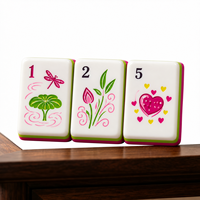 Jeu de tuiles de mahjong en acrylique magenta en forme de cœur avec motifs décoratifs sur le devant et dos colorés pour jeux de société et tables de mahjong à domicile