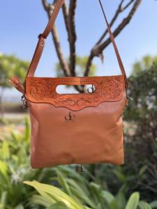 Sac à main en cuir de vachette occidental, fourrure et cuir travaillé à la main, collection élégante, sac bandoulière, sacs bohèmes sculptés, sacs très vendus pour femmes - Product Image 4