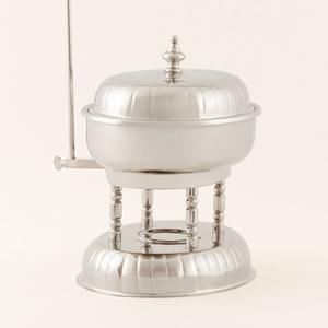 Moderno calentador de alimentos colgante redondo de acero inoxidable plateado con tapa de cúpula estriada para buffet de hotel de lujo y catering - Product Image 2