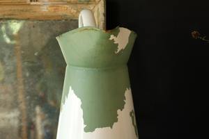 Jarra de riego de estilo vintage con plantas verdes y blancas, ideal para decoración de sala de estar, estantes decorativos, mesas o terrarios. - Product Image 6