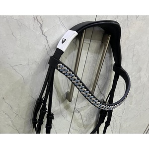 สายรัดจมูกม้าหนังแก้วสีดำแบบอังกฤษ พร้อมแผ่นรองบังเหียนประดับคริสตัล โซ่ประดับหน้าผากม้า อุปกรณ์สแตนเลส สำหรับขี่ม้า มี 4 ขนาด - Product Image 3