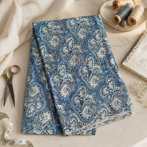 Tela de algodón estampada a mano con diseño paisley azul para vestidos, kurtis, prendas de vestir y textiles para el hogar - Product Image 2