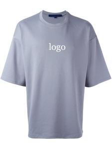 เสื้อยืดผ้าฝ้ายสีเทาขนาดใหญ่พิเศษสำหรับผู้ชาย พิมพ์ลายโลโก้ด้านหน้า แขนสั้น คอกลม ทรงพอดีตัว สไตล์ลำลอง - Product Image 2