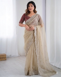 AARA Fashion Elegante Sari de Seda Beige con Blusa Bordada en Rojo para Bodas y Ocasiones Especiales, Sari Tradicional Largo hasta el Suelo para Mujer, India, Pakistán - Product Image 1