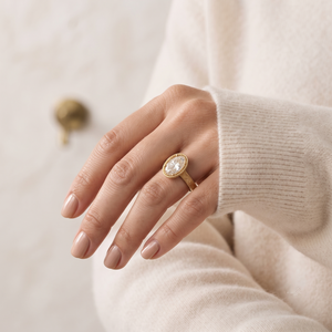 Bague de fiançailles ovale en moissanite en or jaune 18 carats haut de gamme avec sangle gravée et milgrain vintage, bijoux de luxe raffinés - Product Image 5