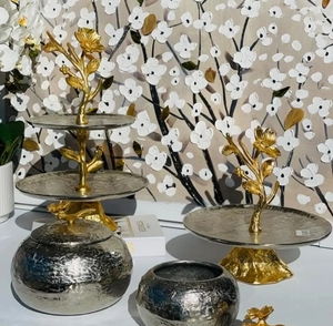 ชุดวางเค้กทรงกลม 1 ชั้น รุ่น Fancy Leaf Collection ทำจากอะลูมิเนียมเคลือบทองและเงิน สำหรับตกแต่งบ้านและงานแต่งงาน ใช้สำหรับวางคัพเค้กได้ - Product Image 1