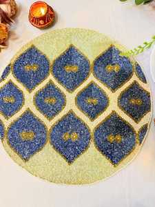 Set de table artisanal bleu et or perlé, broderie florale à sequins, en polyester/coton écologique, pour la décoration de table à manger à la maison ou à l'hôtel - Product Image 1