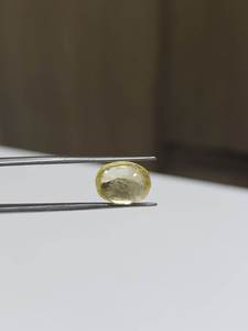 พลอยแซฟไฟร์สีเหลืองรูปไข่ น้ำหนัก 9.80 กะรัต สำหรับแหวน ต่างหู และงานออกแบบเครื่องประดับส่วนบุคคล - Product Image 2