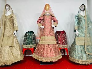 Ensemble Lehenga de mariée complet et lourd avec haut long, travail en pierre de Jarkan, 15 couleurs et 4 modèles de mariage d'hiver. - Product Image 3