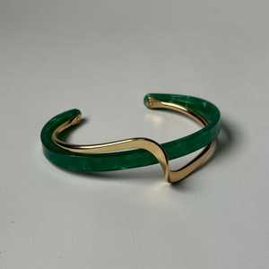 กำไลข้อมือเรซิ่นสีทองลายคลื่นแสงจันทร์ ดีไซน์ทันสมัย สีทองอร่าม เป็นมิตรต่อสิ่งแวดล้อม ขัดเงาอย่างประณีต เครื่องประดับแฟชั่นโดดเด่น ทนทานเหนือกาลเวลา - Product Image 6
