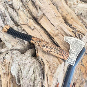 Hache Viking Industrielle au Design Traditionnel Scandinave, Faite à la Main, Lame en Acier Carbone et Manche en Bois pour le Camping, le Bushcraft et la Décoration Intérieure - Product Image 2