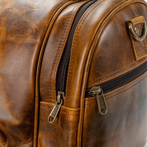 กระเป๋าเดินทางสุดสัปดาห์หนังแท้สำหรับนักเดินทางในเมือง ยี่ห้อ Wholesale Urban Status รุ่น Traveller สำหรับทุกเพศ พร้อมสายสะพาย - Product Image 5