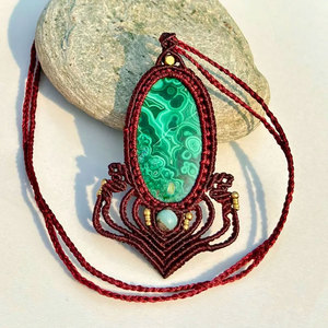 Collar con Colgante de Macramé Hecho a Mano con Malaquita, Cordón Rojo, Piedra de Malaquita Verde, Gema Natural, Joyería de Cristal Curativa Estilo Boho - Product Image 4
