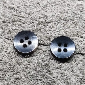 Botón de Cuerno de Búfalo Marrón de Alta Calidad, Ecológico, Hecho a Mano, Redondo, de 18 mm, con 4 Agujeros, para Trajes - Product Image 1