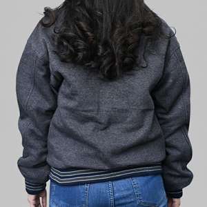 เสื้อแจ็คเก็ตวาร์ซิตี้สีเทาสำหรับผู้หญิง แขนยาว ปกคอพับ ติดกระดุม ปักตัวอักษร L ด้านหน้า สีพื้น สำหรับฤดูใบไม้ร่วง - Product Image 3