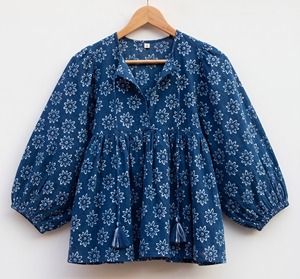 Blusa Indigo Tradicional con Estampado a Mano, 100% Algodón, Cuello con Lazo de Encaje Floral, Transpirable, Estilo Étnico Informal para Mujer - Product Image 1