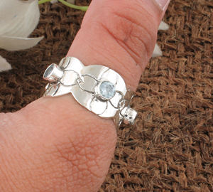 แหวนเงินแท้ 925 ประดับพลอยโทแพซสีฟ้าคลาสสิกทรงเบเซล สำหรับผู้หญิง เหมาะสำหรับงานแต่งงาน งานเลี้ยง และเป็นเครื่องประดับทั่วไป - Product Image 5