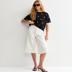 เสื้อยืดคอกลมแขนสั้นสีดำสำหรับผู้หญิงขายดี พร้อมลายปักดอกเดซี่ ทรงหลวม สไตล์ลำลอง รับออกแบบลายเสื้อยืดผู้หญิงตามสั่ง - Product Image 6