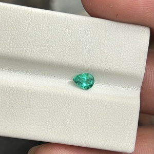 Émeraude zambienne de luxe 0,36 ct, vert profond, forme poire, facettée, pierre lâche pour bijoux de luxe sur mesure - Product Image 3