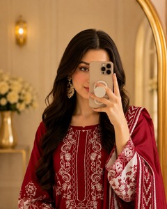 Conjunto de Salwar Kameez de Seda Roja Granate de Lujo con Bordado de Hilo Blanco, Kurta Recta y Pantalones Palazzo, Ropa Festiva India y Pakistaní - Product Image 4