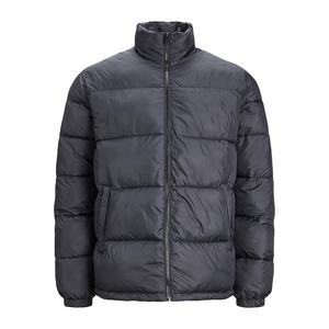 เสื้อแจ็คเก็ตกันน้ำกันลมสำหรับผู้ชาย สไตล์ลำลองสำหรับฤดูหนาว มีกระเป๋า ขายส่ง รับผลิตแบบ OEM พิมพ์ลายตามสั่ง ผ้าฟลีซแบบพอง คอตั้ง ปักโลโก้ด้านหน้า - Product Image 1