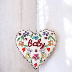 Décoration suspendue en forme de cœur brodée avec des zari |   Ornement en tissu floral perlé pour la décoration murale, de porte et d'intérieur - Product Image 3