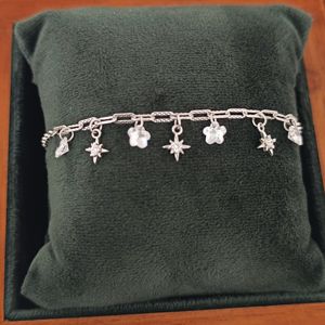 Bracelet Revalia avec pendentif étoile fleurie et diamants, bijou tendance pour femme - Product Image 1