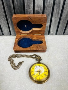 นาฬิกาพกทองเหลืองสลักลายสมัยใหม่พร้อมสายโซ่ - ของขวัญทำมือ - Product Image 2