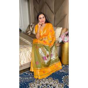 Sari de Seda Suave Elite Weaves Elite Collection Ikkat Patola con Motivos Meenakari, Pallu de Pavo Real y Borde de Zari Dorado para Bodas - Product Image 2