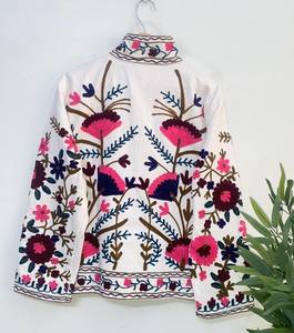 Veste en velours blanc Suzani de qualité supérieure, brodée à la main avec un motif floral – Manteau matelassé floral artisanal pour femme. - Product Image 4