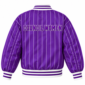 Chaqueta universitaria de satén a rayas moradas y blancas para mujer NCNW, con letras griegas bordadas, cierre de cremallera, cuello y puños de punto acanalado. - Product Image 4