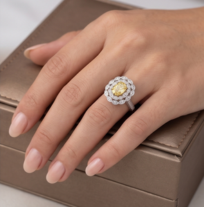 Anillo de Diamante Cultivado en Laboratorio con Corte Ovalado y Marquise en Color Amarillo Intenso con Halo para Mujer – Joyería de Compromiso Impresionante - Product Image 1